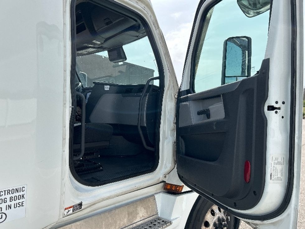 Sleeper Tractor-Heavy Duty Tractors-Freightliner-2022-T12664ST-Piqua-OH-497,639\n\t\tmiles-$ 73,500 - Image 13