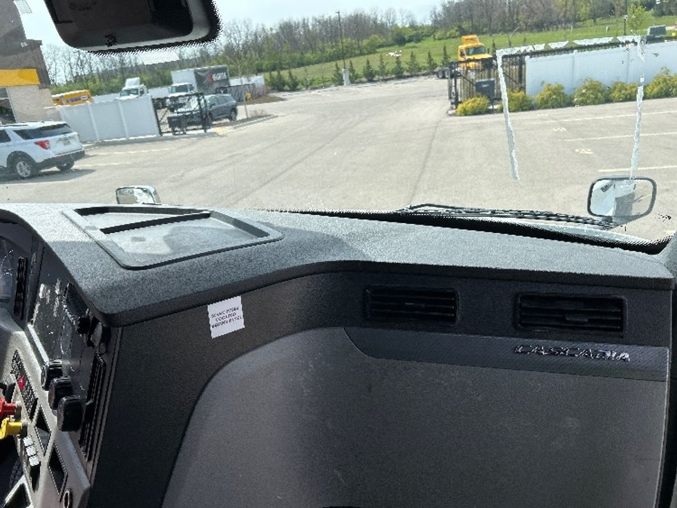 Sleeper Tractor-Heavy Duty Tractors-Freightliner-2022-T12664ST-Piqua-OH-497,639\n\t\tmiles-$ 73,500 - Image 14