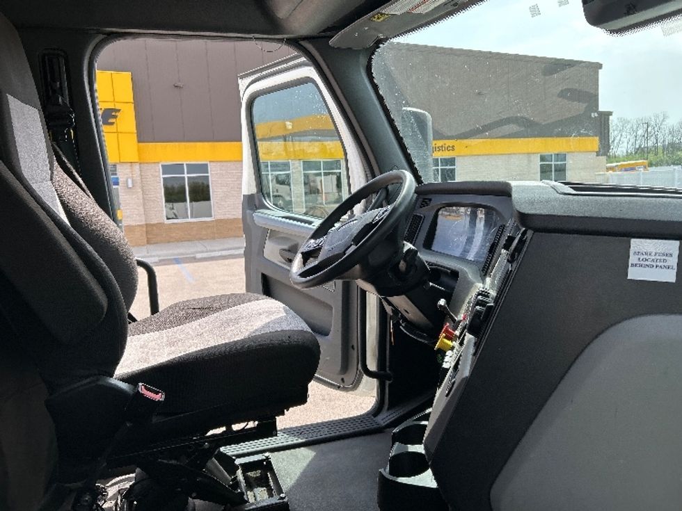 Sleeper Tractor-Heavy Duty Tractors-Freightliner-2022-T12664ST-Piqua-OH-497,639\n\t\tmiles-$ 73,500 - Image 15