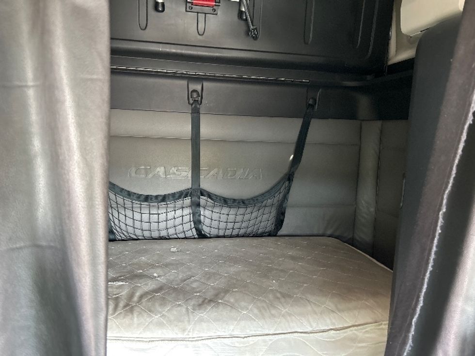 Sleeper Tractor-Heavy Duty Tractors-Freightliner-2022-T12664ST-Piqua-OH-497,639\n\t\tmiles-$ 73,500 - Image 16