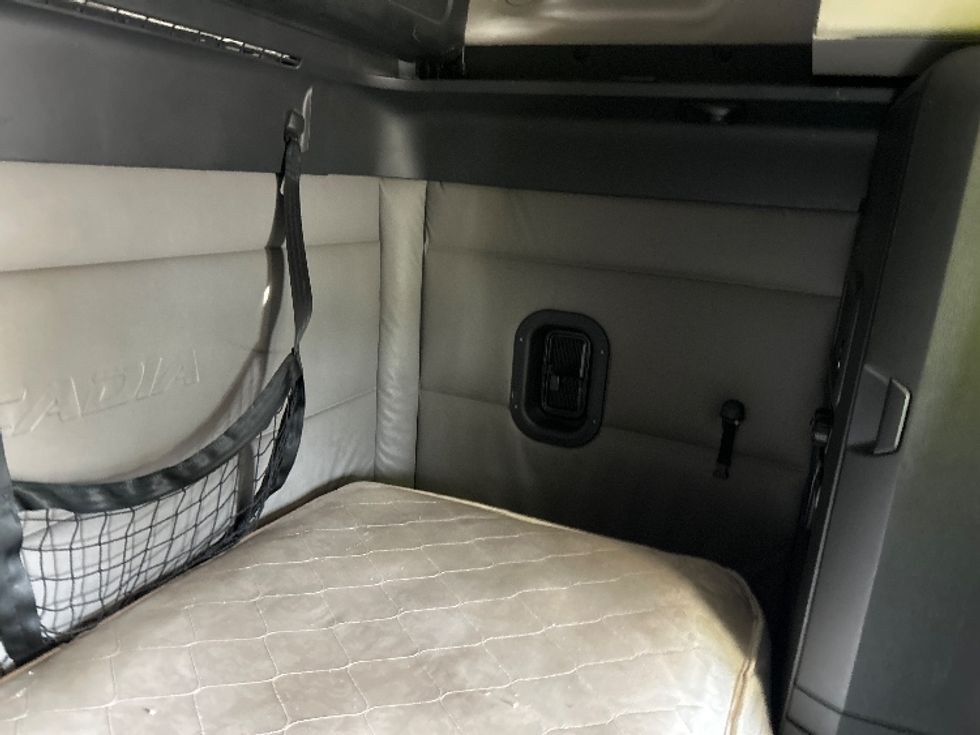 Sleeper Tractor-Heavy Duty Tractors-Freightliner-2022-T12664ST-Piqua-OH-497,639\n\t\tmiles-$ 73,500 - Image 18