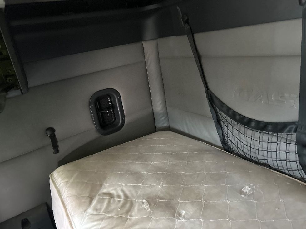 Sleeper Tractor-Heavy Duty Tractors-Freightliner-2022-T12664ST-Piqua-OH-497,639\n\t\tmiles-$ 73,500 - Image 19