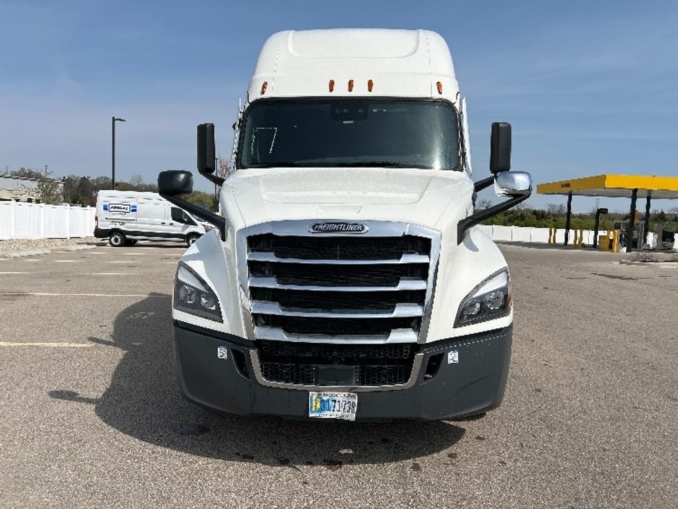 Sleeper Tractor-Heavy Duty Tractors-Freightliner-2022-T12664ST-Piqua-OH-497,639\n\t\tmiles-$ 73,500 - Image 2