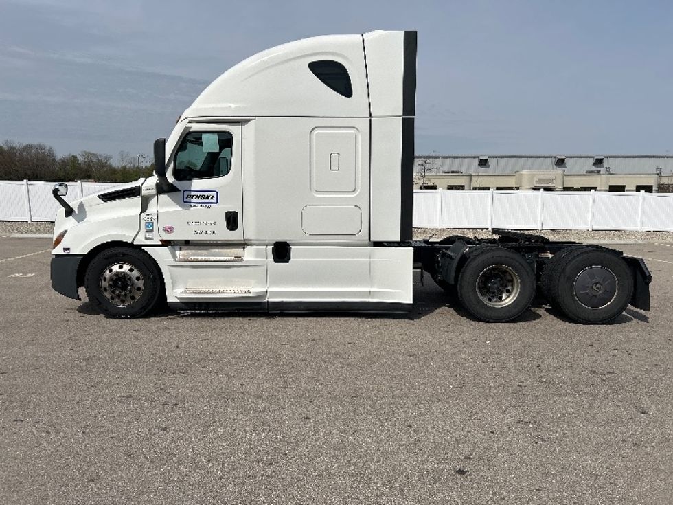 Sleeper Tractor-Heavy Duty Tractors-Freightliner-2022-T12664ST-Piqua-OH-497,639\n\t\tmiles-$ 73,500 - Image 4