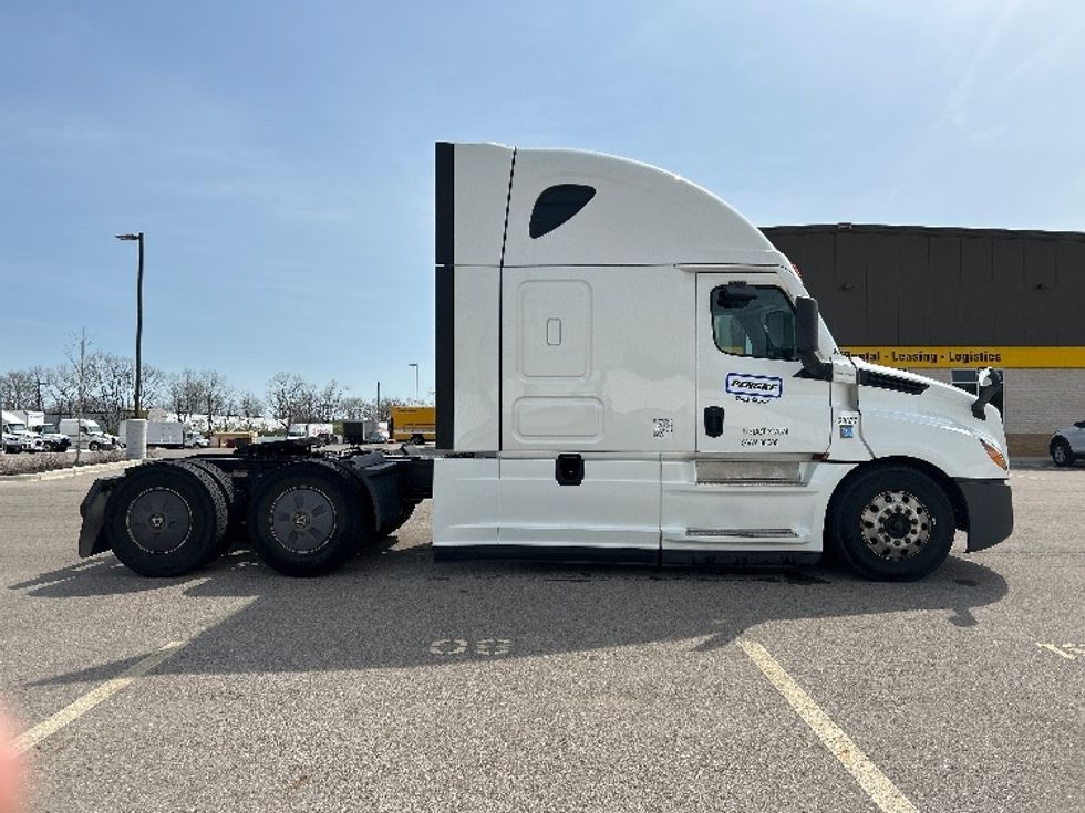 Sleeper Tractor-Heavy Duty Tractors-Freightliner-2022-T12664ST-Piqua-OH-497,639\n\t\tmiles-$ 73,500 - Image 8