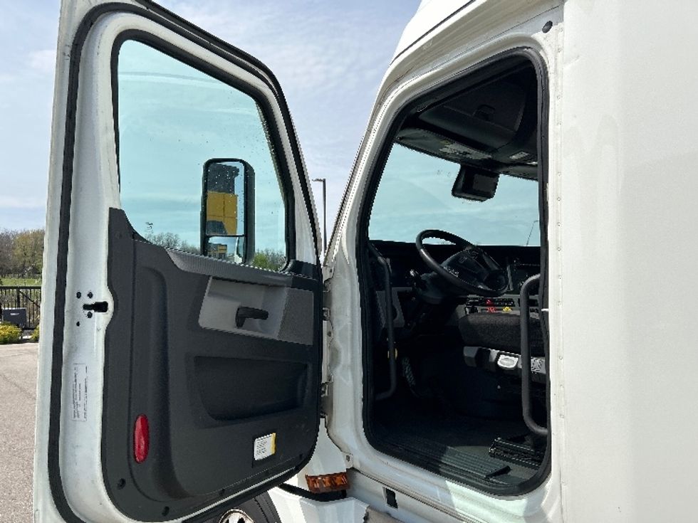 Sleeper Tractor-Heavy Duty Tractors-Freightliner-2022-T12664ST-Piqua-OH-497,639\n\t\tmiles-$ 73,500 - Image 9