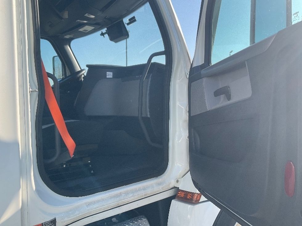 Sleeper Tractor-Heavy Duty Tractors-Freightliner-2022-T12664ST-Piqua-OH-507,010\n\t\tmiles-$ 76,250 - Image 13