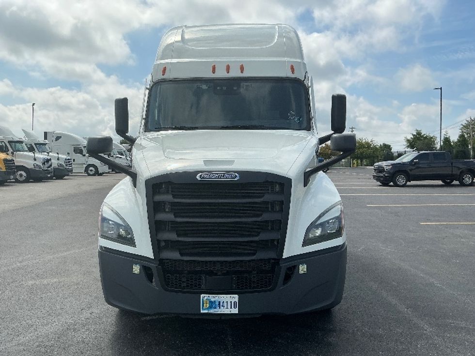 Sleeper Tractor-Heavy Duty Tractors-Freightliner-2022-T12664ST-Piqua-OH-507,010\n\t\tmiles-$ 76,250 - Image 2