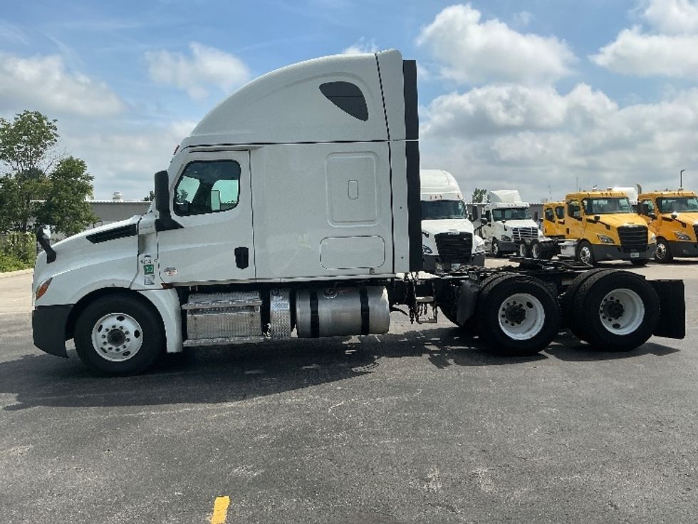 Sleeper Tractor-Heavy Duty Tractors-Freightliner-2022-T12664ST-Piqua-OH-507,010\n\t\tmiles-$ 76,250 - Image 4