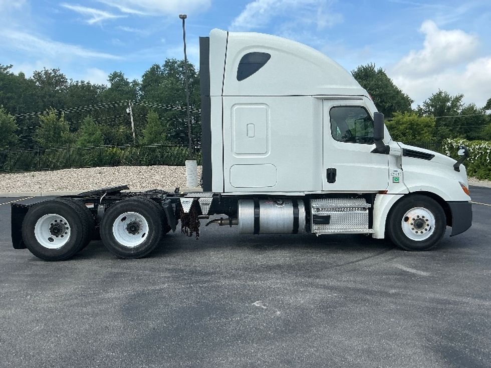 Sleeper Tractor-Heavy Duty Tractors-Freightliner-2022-T12664ST-Piqua-OH-507,010\n\t\tmiles-$ 76,250 - Image 8