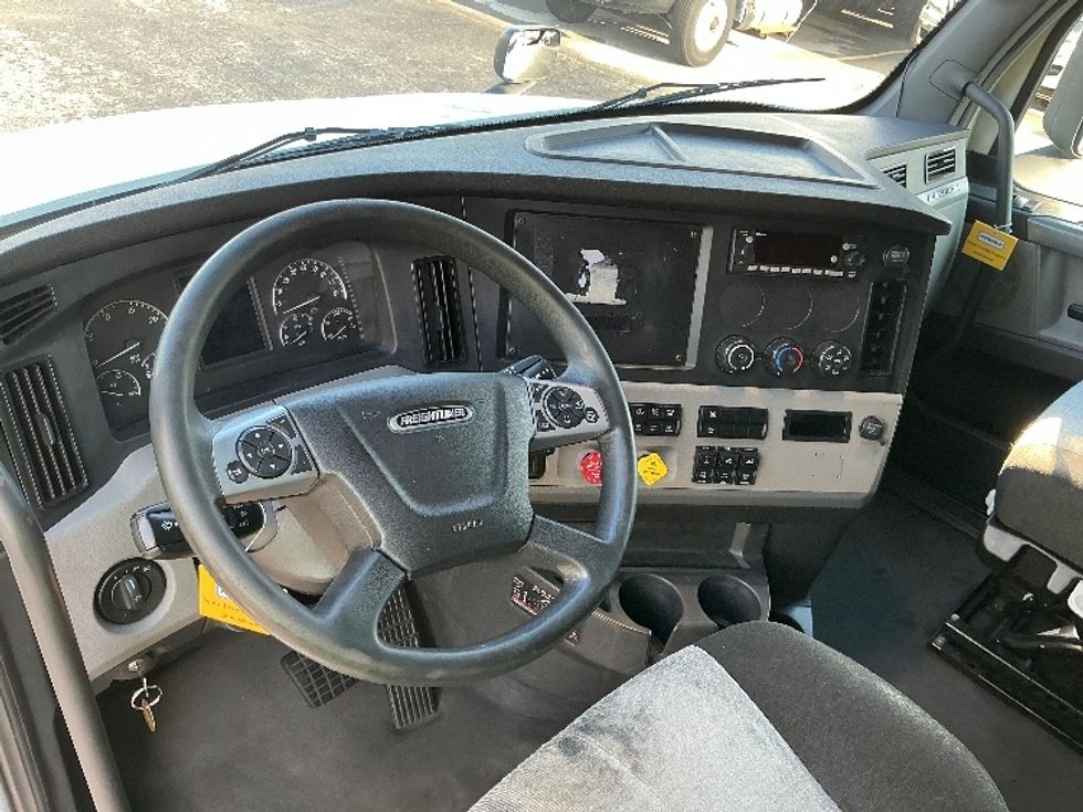 Sleeper Tractor-Heavy Duty Tractors-Freightliner-2022-T12664ST-Piqua-OH-529,625\n\t\tmiles-$ 65,000 - Image 10