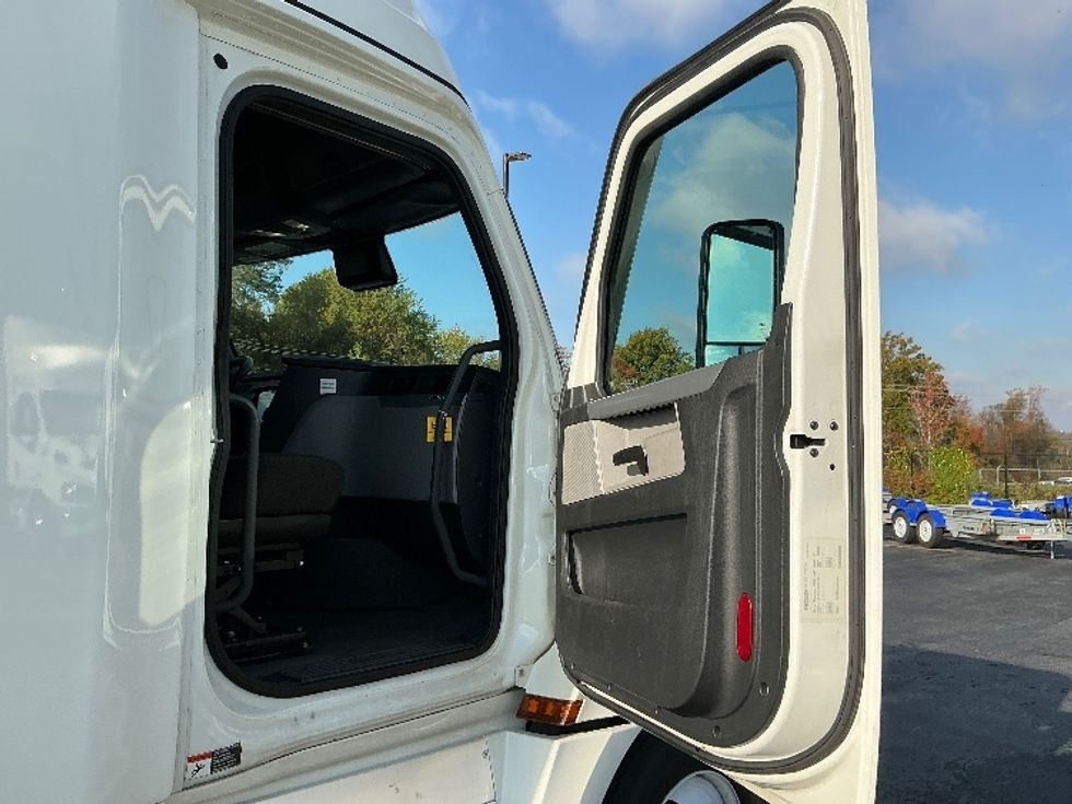 Sleeper Tractor-Heavy Duty Tractors-Freightliner-2022-T12664ST-Piqua-OH-529,625\n\t\tmiles-$ 65,000 - Image 13