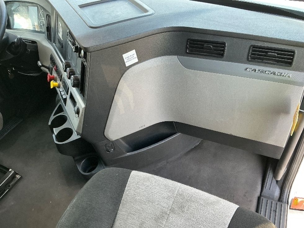 Sleeper Tractor-Heavy Duty Tractors-Freightliner-2022-T12664ST-Piqua-OH-529,625\n\t\tmiles-$ 65,000 - Image 14