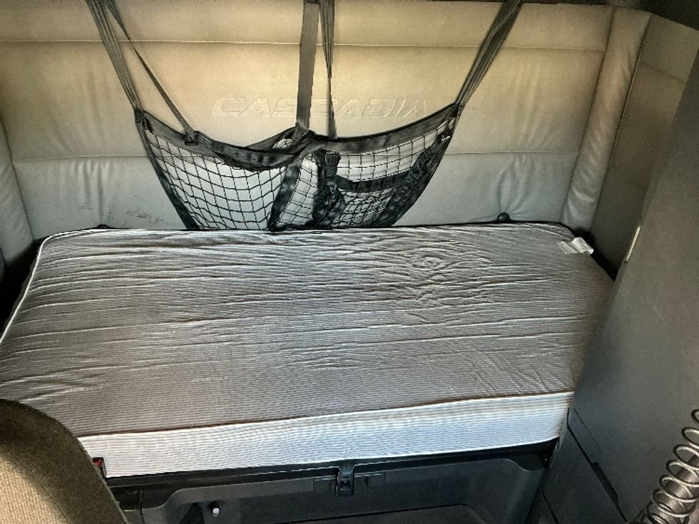 Sleeper Tractor-Heavy Duty Tractors-Freightliner-2022-T12664ST-Piqua-OH-529,625\n\t\tmiles-$ 65,000 - Image 16