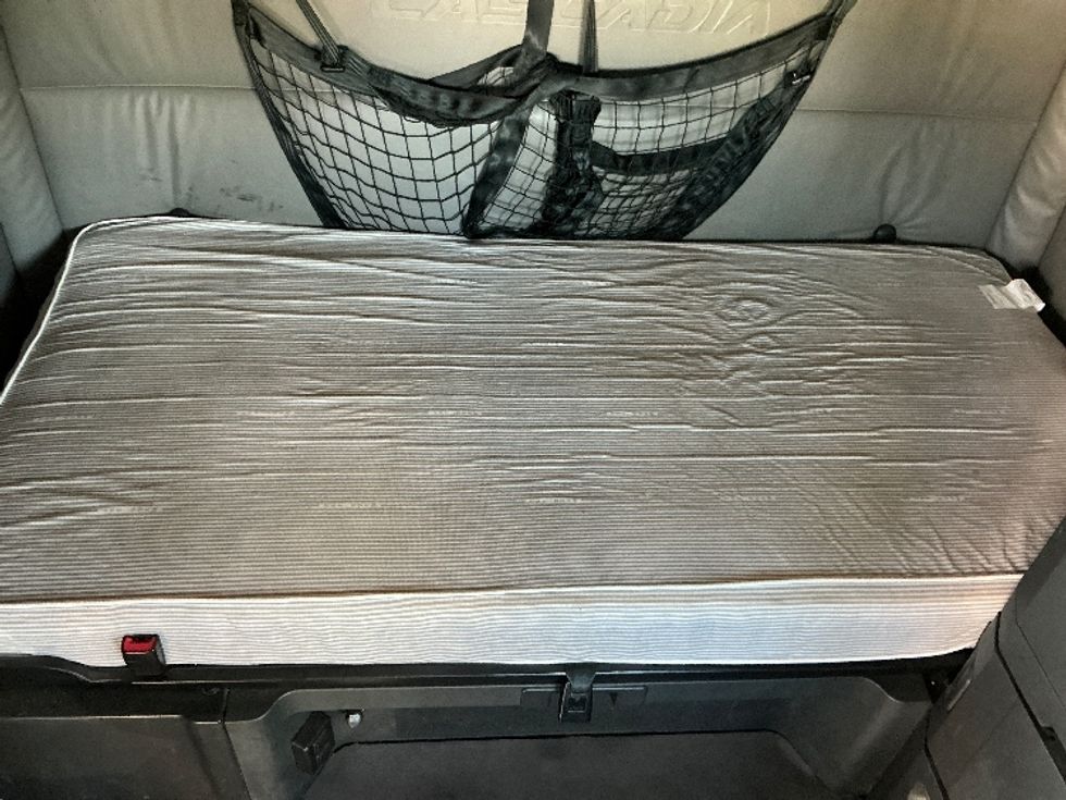 Sleeper Tractor-Heavy Duty Tractors-Freightliner-2022-T12664ST-Piqua-OH-529,625\n\t\tmiles-$ 65,000 - Image 17