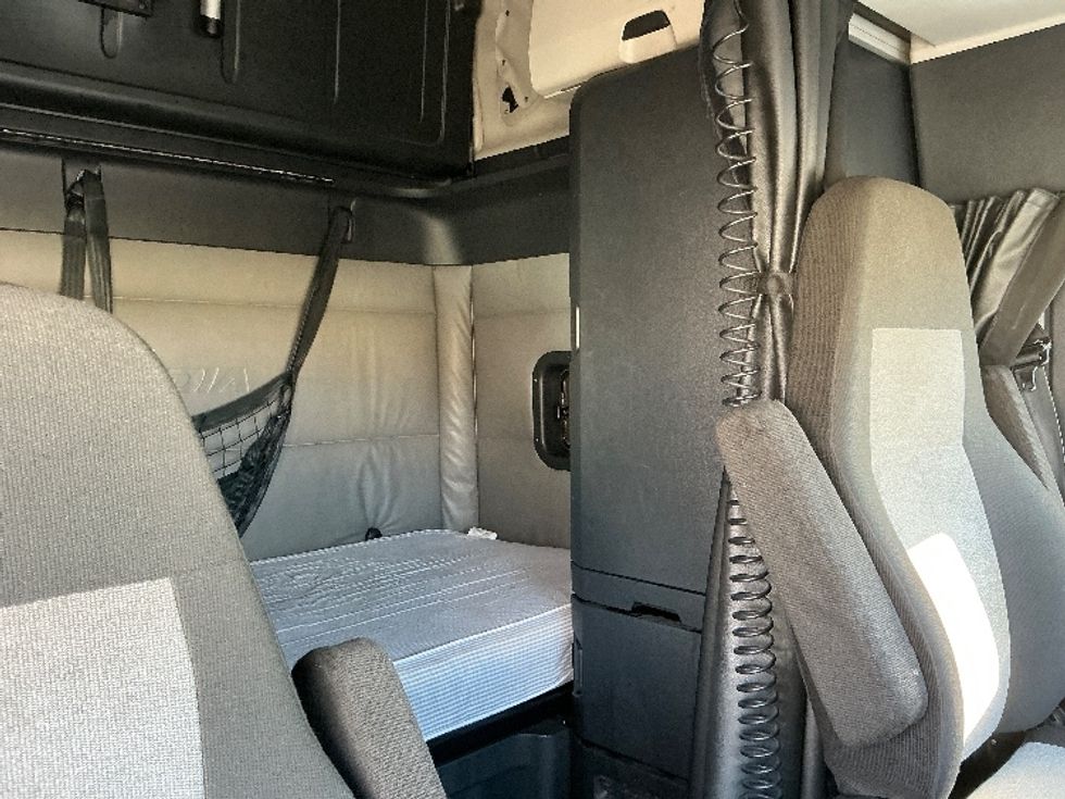 Sleeper Tractor-Heavy Duty Tractors-Freightliner-2022-T12664ST-Piqua-OH-529,625\n\t\tmiles-$ 65,000 - Image 18