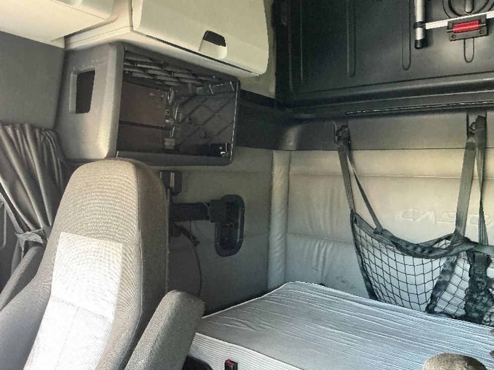 Sleeper Tractor-Heavy Duty Tractors-Freightliner-2022-T12664ST-Piqua-OH-529,625\n\t\tmiles-$ 65,000 - Image 19