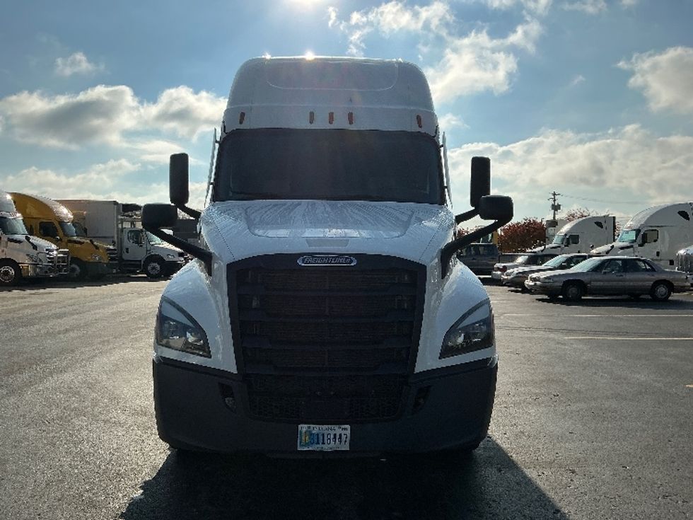 Sleeper Tractor-Heavy Duty Tractors-Freightliner-2022-T12664ST-Piqua-OH-529,625\n\t\tmiles-$ 65,000 - Image 2