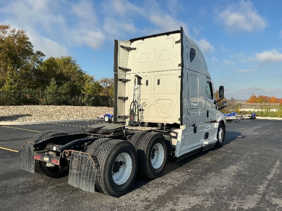 Sleeper Tractor-Heavy Duty Tractors-Freightliner-2022-T12664ST-Piqua-OH-529,625\n\t\tmiles-$ 65,000 - Image 7