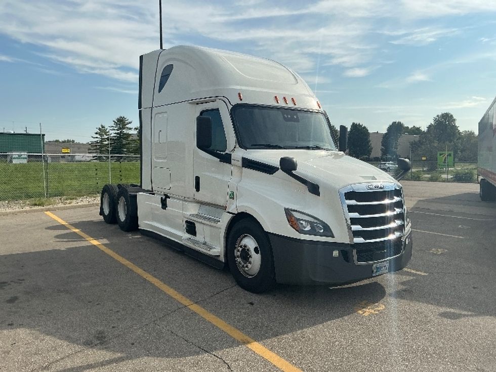 Sleeper Tractor-Heavy Duty Tractors-Freightliner-2022-T12664ST-Piqua-OH-569,849\n\t\tmiles-$ 70,500 - Image 1