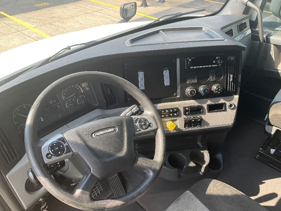 Sleeper Tractor-Heavy Duty Tractors-Freightliner-2022-T12664ST-Piqua-OH-569,849\n\t\tmiles-$ 70,500 - Image 10