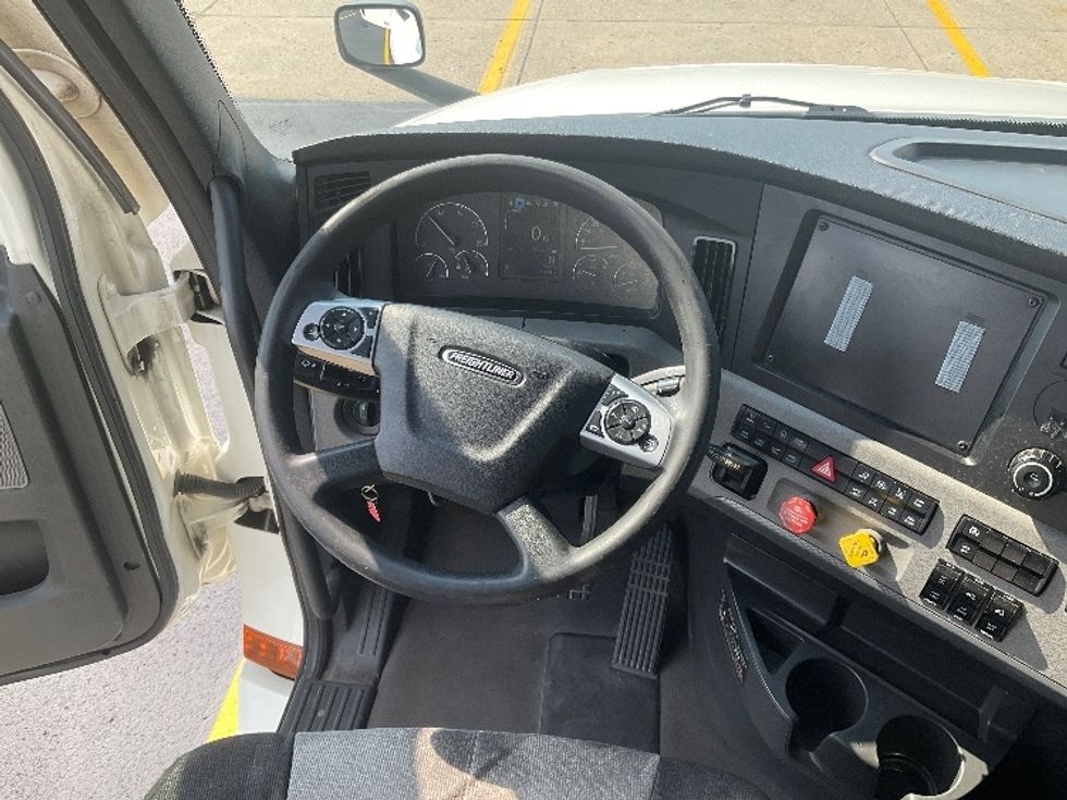 Sleeper Tractor-Heavy Duty Tractors-Freightliner-2022-T12664ST-Piqua-OH-569,849\n\t\tmiles-$ 70,500 - Image 11