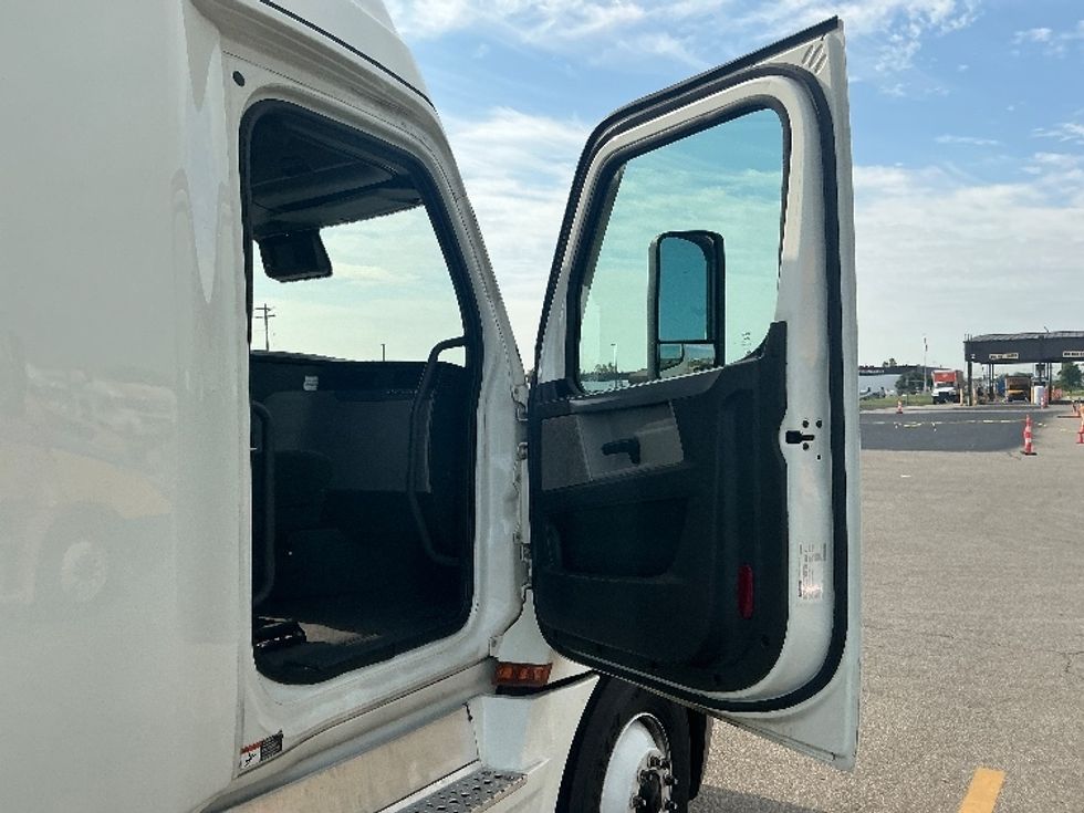 Sleeper Tractor-Heavy Duty Tractors-Freightliner-2022-T12664ST-Piqua-OH-569,849\n\t\tmiles-$ 70,500 - Image 13