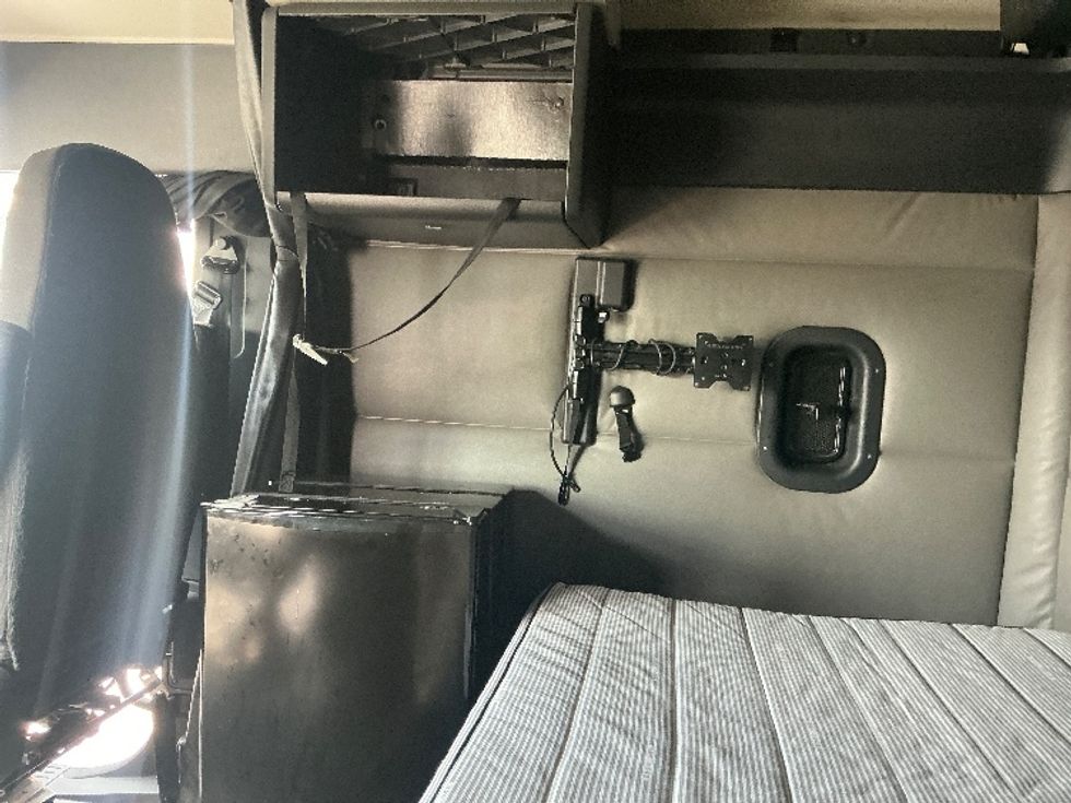 Sleeper Tractor-Heavy Duty Tractors-Freightliner-2022-T12664ST-Piqua-OH-569,849\n\t\tmiles-$ 70,500 - Image 18
