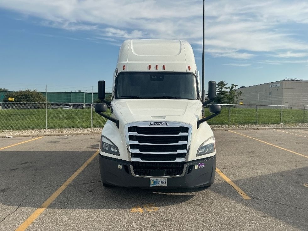 Sleeper Tractor-Heavy Duty Tractors-Freightliner-2022-T12664ST-Piqua-OH-569,849\n\t\tmiles-$ 70,500 - Image 2