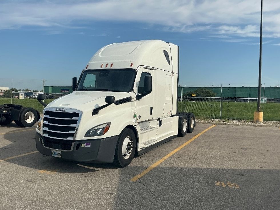 Sleeper Tractor-Heavy Duty Tractors-Freightliner-2022-T12664ST-Piqua-OH-569,849\n\t\tmiles-$ 70,500 - Image 3
