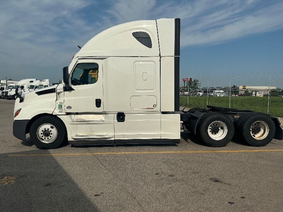 Sleeper Tractor-Heavy Duty Tractors-Freightliner-2022-T12664ST-Piqua-OH-569,849\n\t\tmiles-$ 70,500 - Image 4
