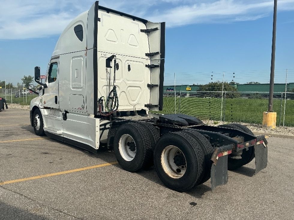 Sleeper Tractor-Heavy Duty Tractors-Freightliner-2022-T12664ST-Piqua-OH-569,849\n\t\tmiles-$ 70,500 - Image 5