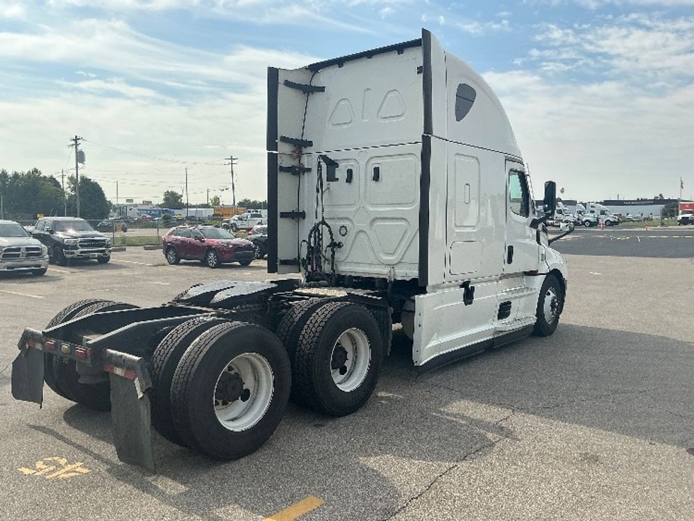 Sleeper Tractor-Heavy Duty Tractors-Freightliner-2022-T12664ST-Piqua-OH-569,849\n\t\tmiles-$ 70,500 - Image 7