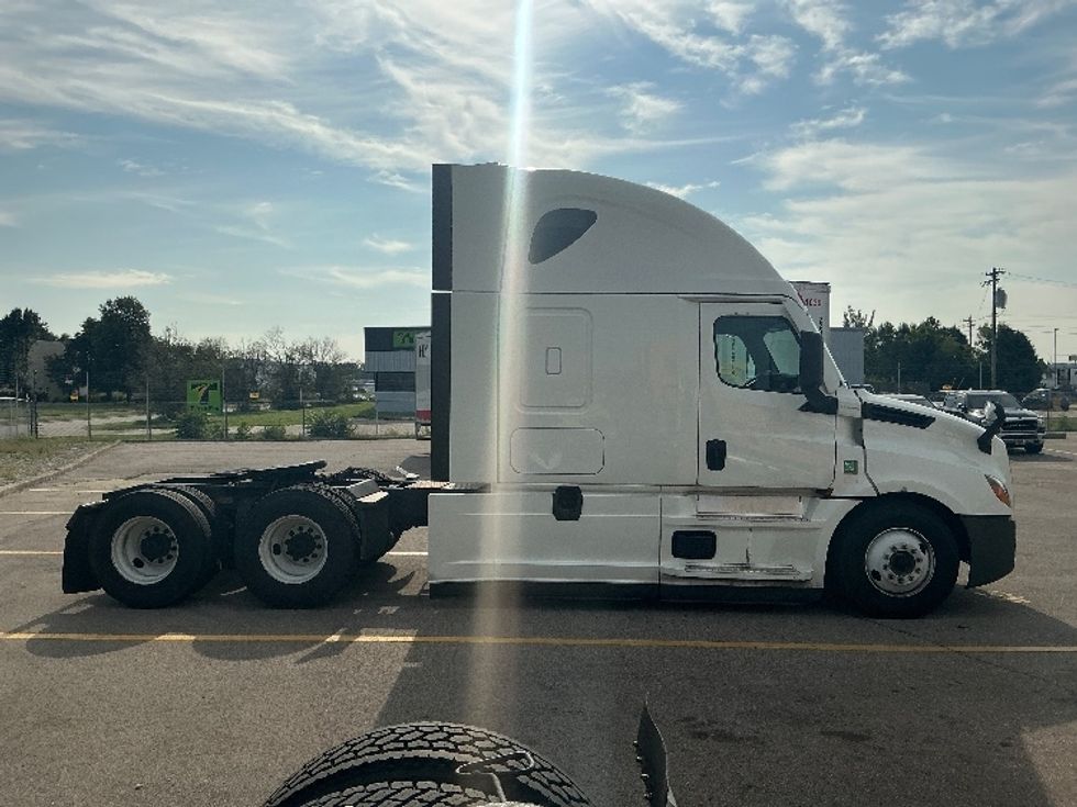 Sleeper Tractor-Heavy Duty Tractors-Freightliner-2022-T12664ST-Piqua-OH-569,849\n\t\tmiles-$ 70,500 - Image 8