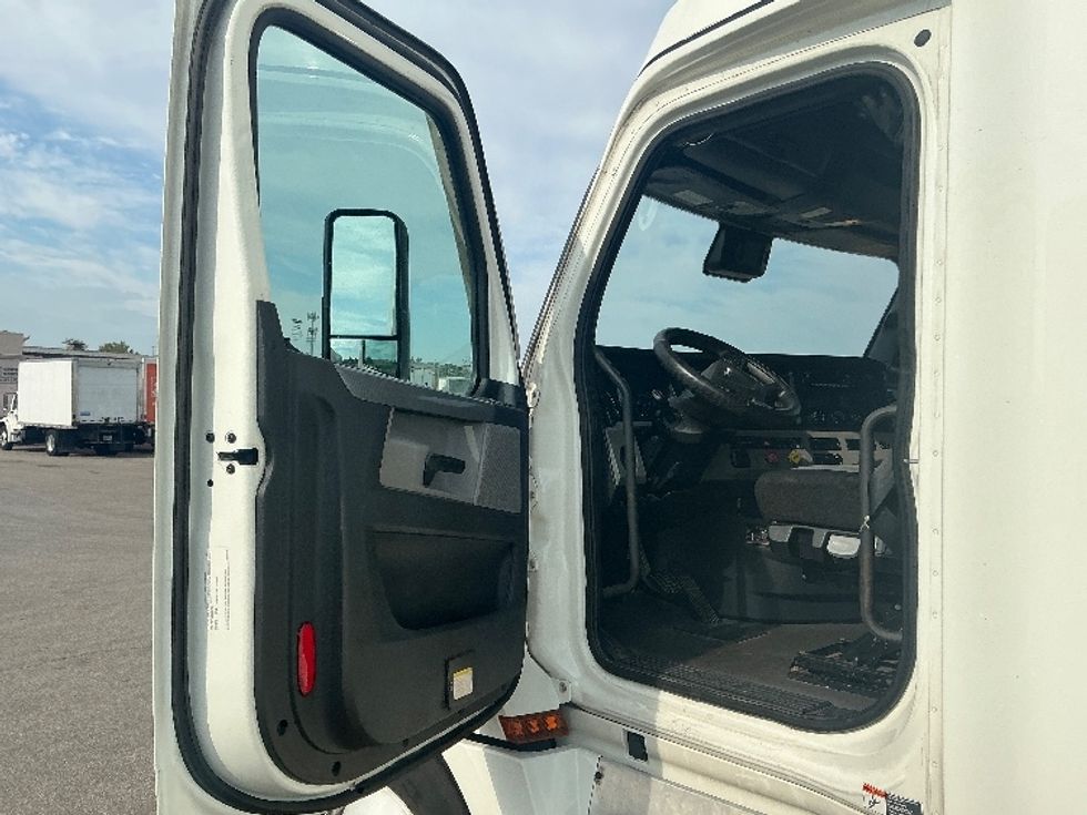 Sleeper Tractor-Heavy Duty Tractors-Freightliner-2022-T12664ST-Piqua-OH-569,849\n\t\tmiles-$ 70,500 - Image 9