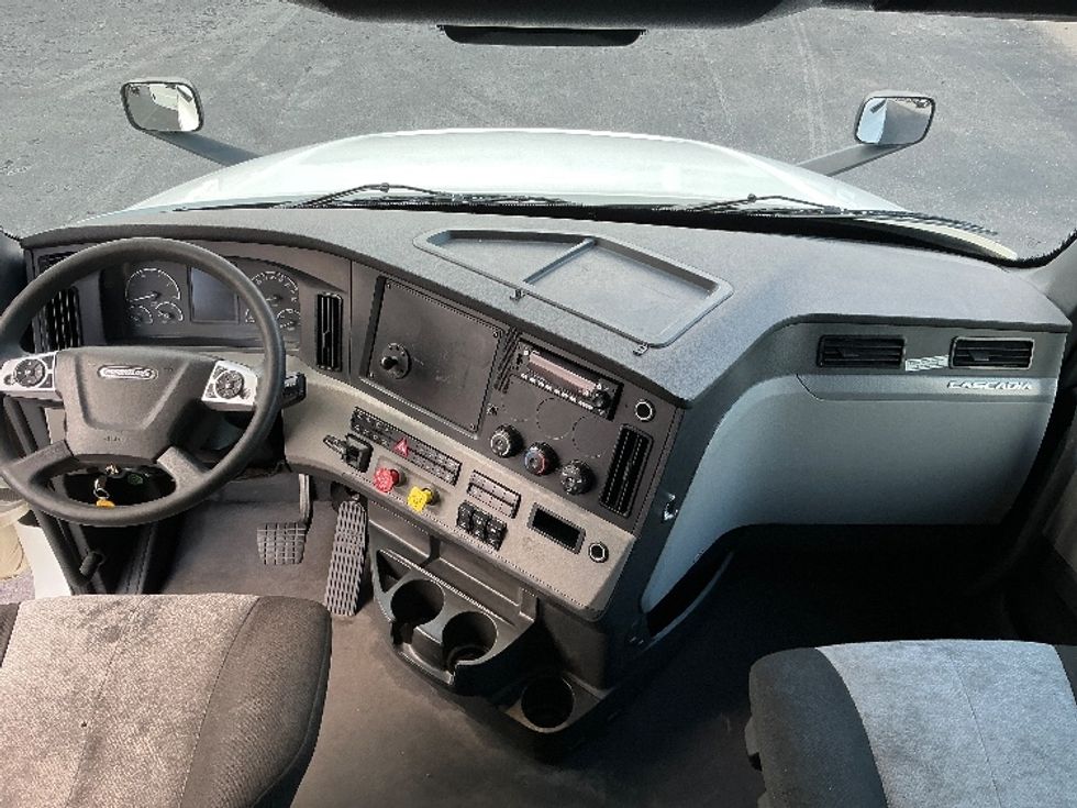 Sleeper Tractor-Heavy Duty Tractors-Freightliner-2022-T12664ST-Piqua-OH-574,482\n\t\tmiles-$ 62,000 - Image 12