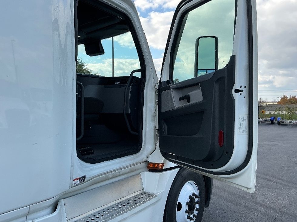 Sleeper Tractor-Heavy Duty Tractors-Freightliner-2022-T12664ST-Piqua-OH-574,482\n\t\tmiles-$ 62,000 - Image 13