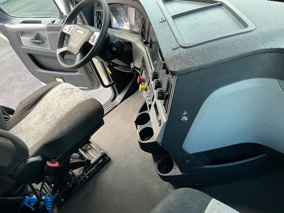 Sleeper Tractor-Heavy Duty Tractors-Freightliner-2022-T12664ST-Piqua-OH-574,482\n\t\tmiles-$ 62,000 - Image 15