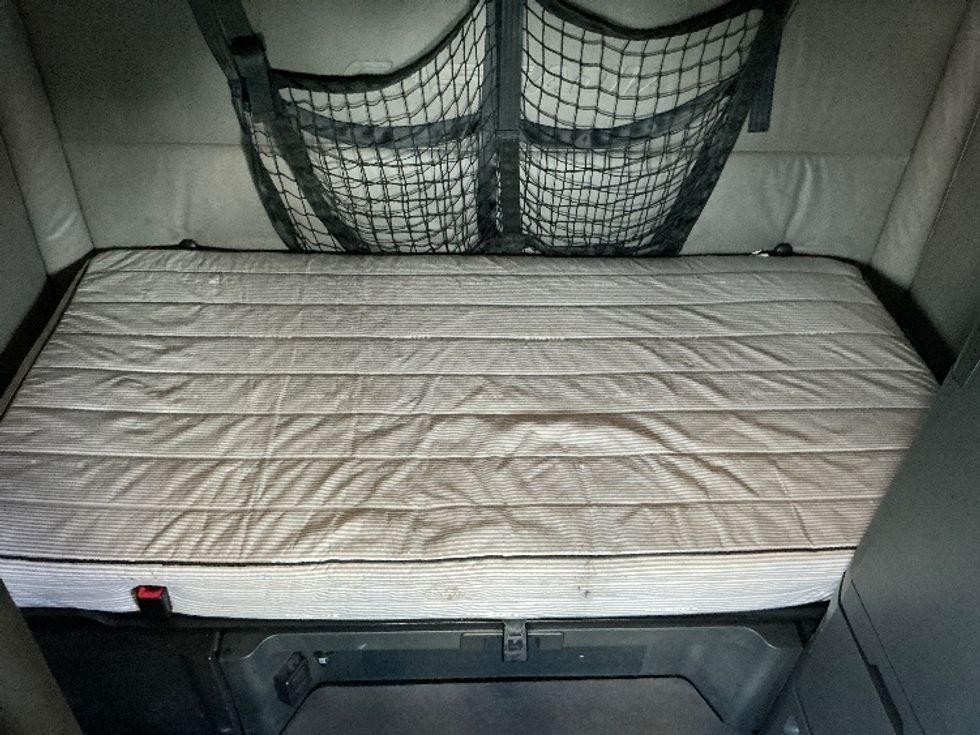 Sleeper Tractor-Heavy Duty Tractors-Freightliner-2022-T12664ST-Piqua-OH-574,482\n\t\tmiles-$ 62,000 - Image 16