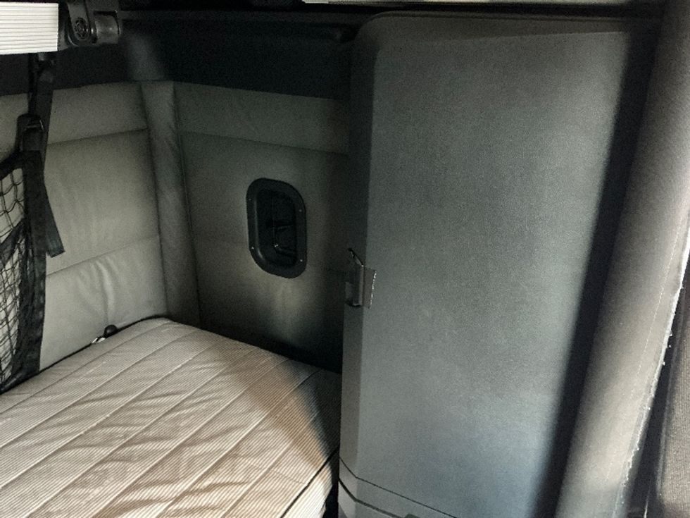 Sleeper Tractor-Heavy Duty Tractors-Freightliner-2022-T12664ST-Piqua-OH-574,482\n\t\tmiles-$ 62,000 - Image 17