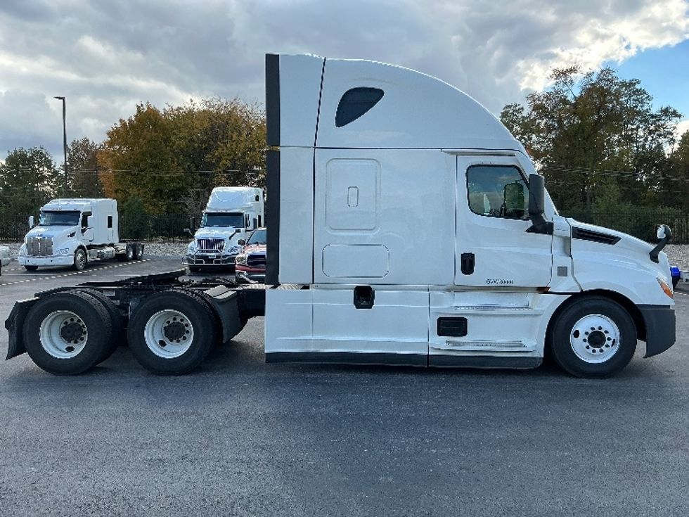 Sleeper Tractor-Heavy Duty Tractors-Freightliner-2022-T12664ST-Piqua-OH-574,482\n\t\tmiles-$ 62,000 - Image 8
