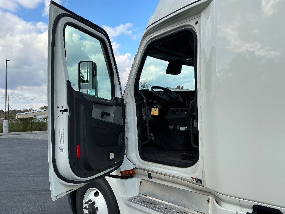 Sleeper Tractor-Heavy Duty Tractors-Freightliner-2022-T12664ST-Piqua-OH-574,482\n\t\tmiles-$ 62,000 - Image 9