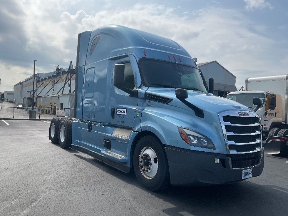 Sleeper Tractor-Heavy Duty Tractors-Freightliner-2022-T12664ST-Pittsburgh-PA-452,959\n\t\tmiles-$ 73,250 - Image 1