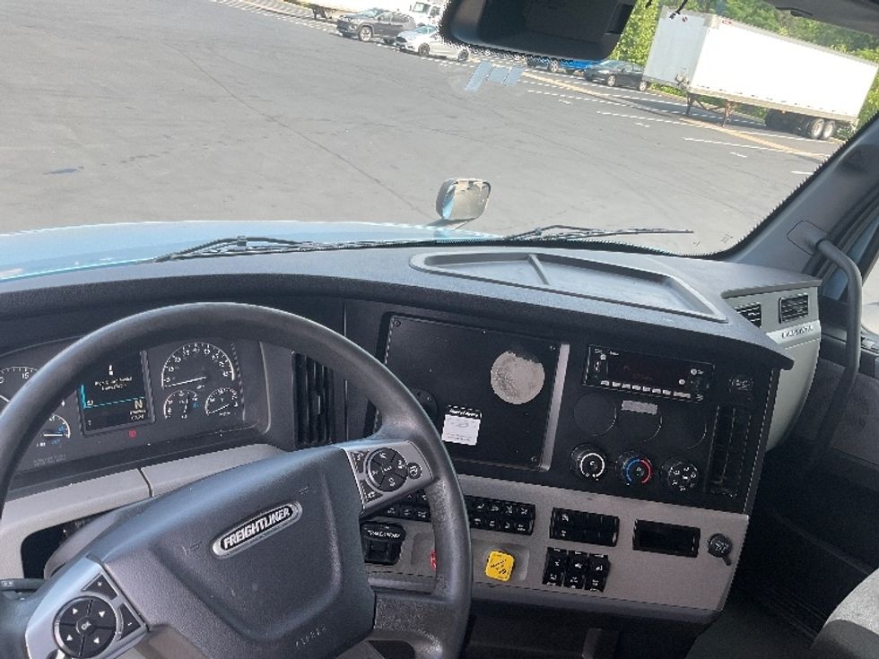 Sleeper Tractor-Heavy Duty Tractors-Freightliner-2022-T12664ST-Pittsburgh-PA-452,959\n\t\tmiles-$ 73,250 - Image 11