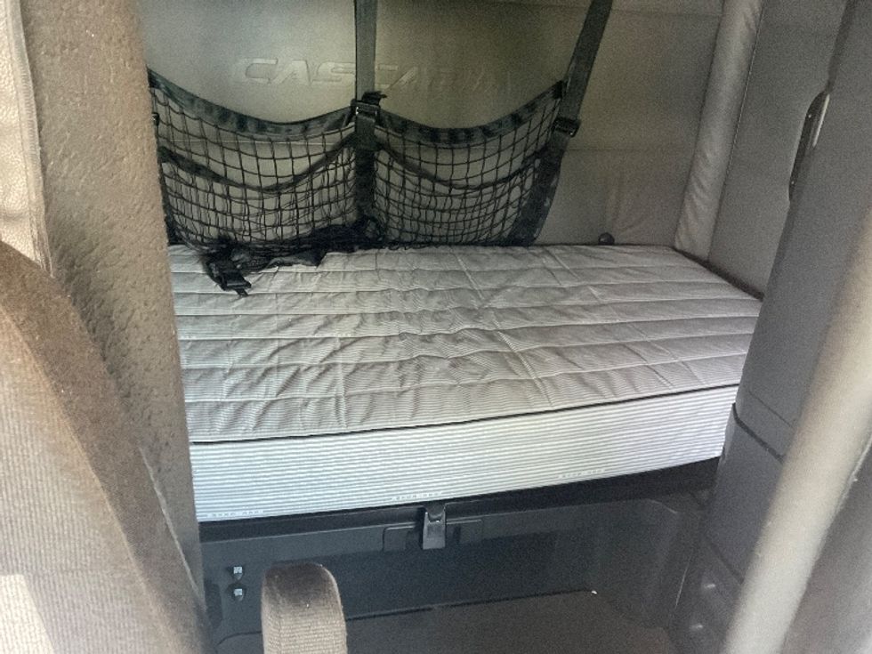 Sleeper Tractor-Heavy Duty Tractors-Freightliner-2022-T12664ST-Pittsburgh-PA-452,959\n\t\tmiles-$ 73,250 - Image 17