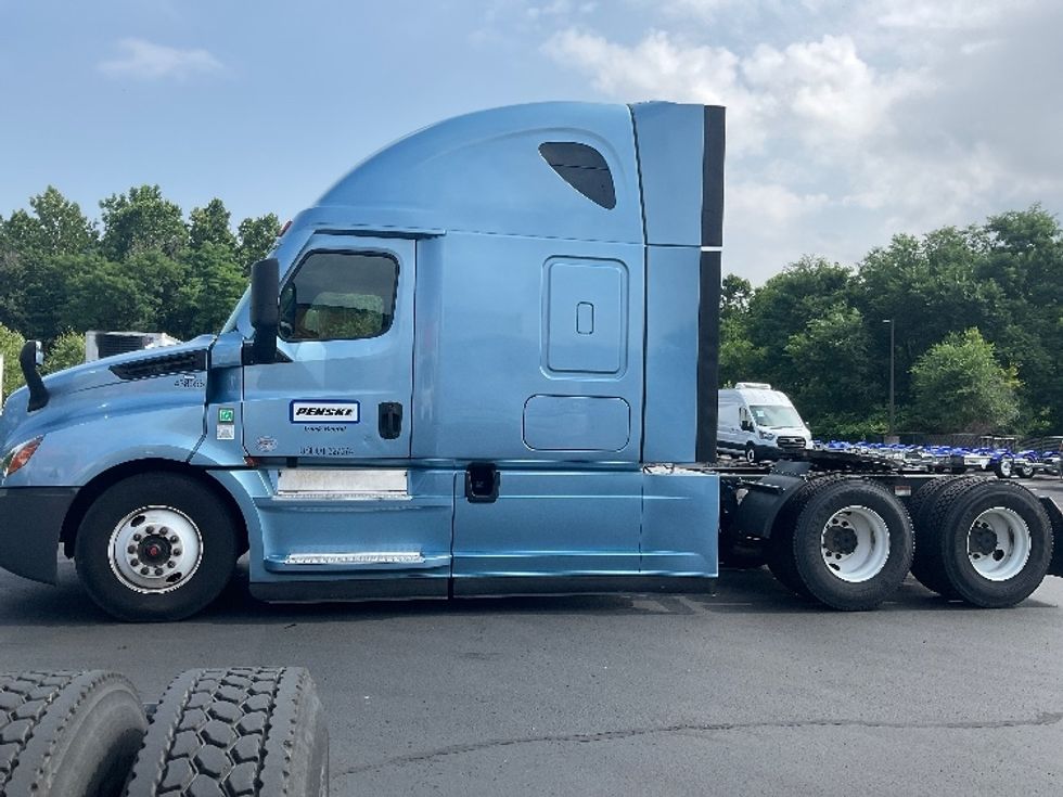 Sleeper Tractor-Heavy Duty Tractors-Freightliner-2022-T12664ST-Pittsburgh-PA-452,959\n\t\tmiles-$ 73,250 - Image 4