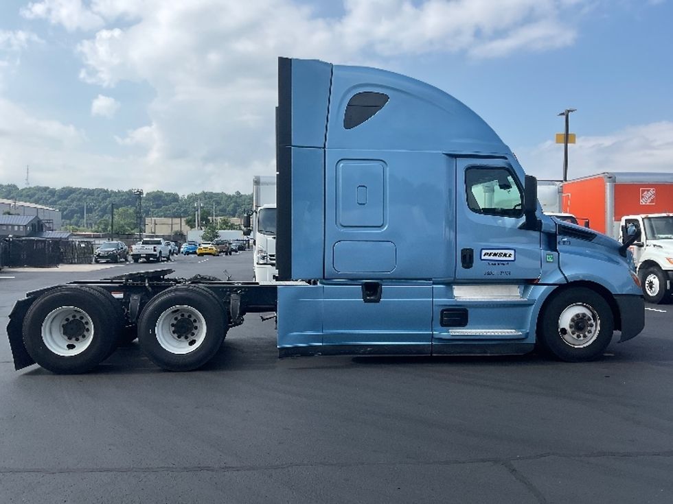 Sleeper Tractor-Heavy Duty Tractors-Freightliner-2022-T12664ST-Pittsburgh-PA-452,959\n\t\tmiles-$ 73,250 - Image 8