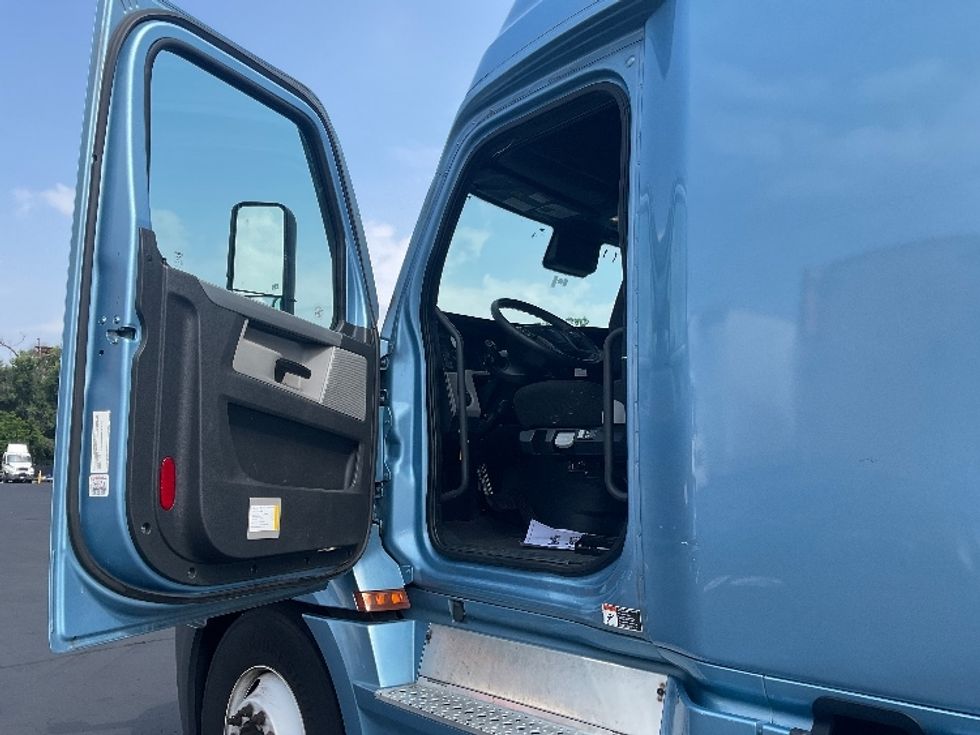 Sleeper Tractor-Heavy Duty Tractors-Freightliner-2022-T12664ST-Pittsburgh-PA-452,959\n\t\tmiles-$ 73,250 - Image 9