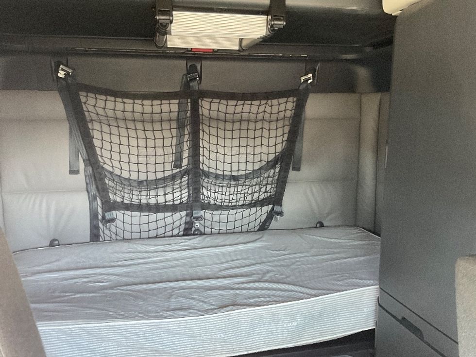 Sleeper Tractor-Heavy Duty Tractors-Freightliner-2022-T12664ST-Plymouth-MI-364,900\n\t\tmiles-$ 80,500 - Image 16