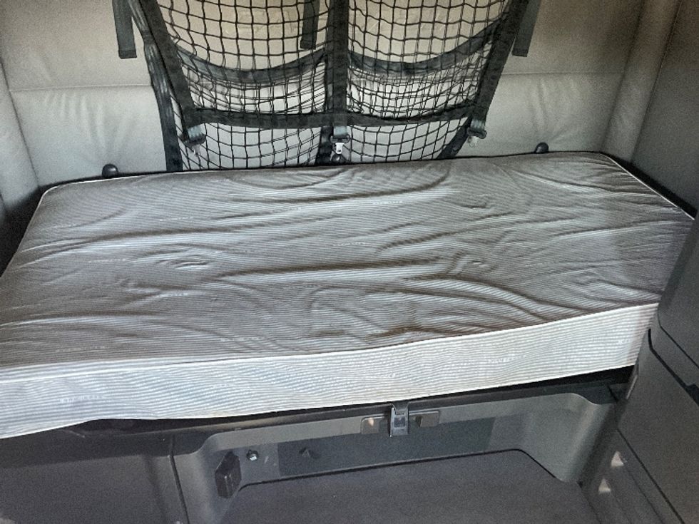 Sleeper Tractor-Heavy Duty Tractors-Freightliner-2022-T12664ST-Plymouth-MI-364,900\n\t\tmiles-$ 80,500 - Image 17